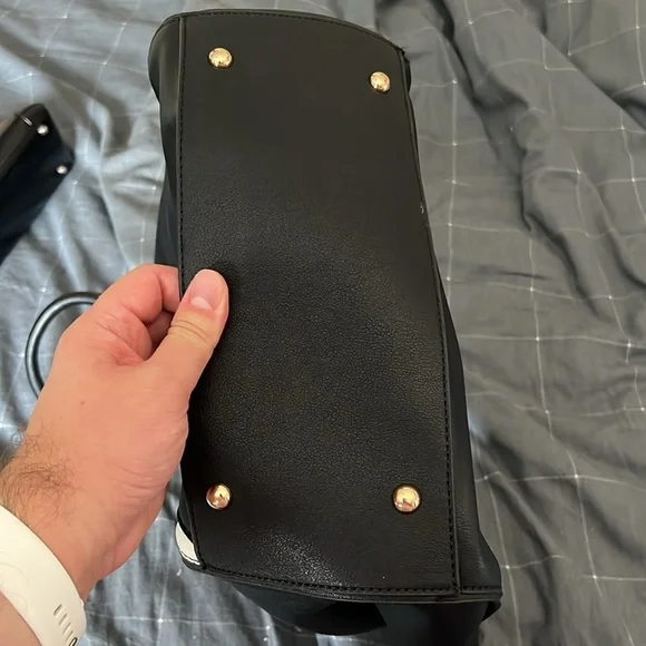 Black and White Structured Tote Bag with Gold Hardware - Picture 4 of 4